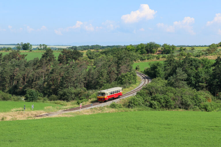 Mehr über den Artikel erfahren Unter dem Berg Říp – Die Nebenbahnen um Straškov